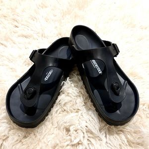 BIRKENSTOCK GIZEH ESSENTIALS SANDAL - BLACK